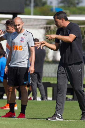 R�gis e Carille no jogo-treino entre Corinthians profissional e Sub-23 no CT Joaquim Grava