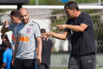 R�gis e F�bio Carille no jogo-treino entre Corinthians profissional e Sub-23 no CT Joaquim Grava