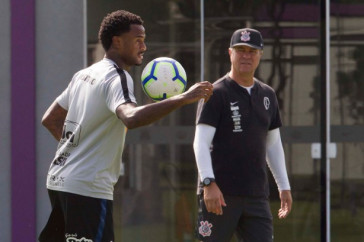 Ren� e Walmir Cruz no jogo-treino entre Corinthians profissional e Sub-23 no CT Joaquim Grava