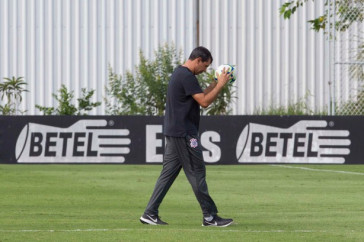 T�cnico Carille no jogo-treino entre Corinthians profissional e Sub-23 no CT Joaquim Grava