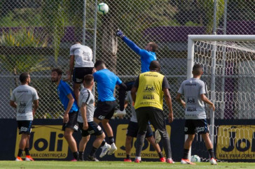 Walter e companheiros no jogo-treino entre Corinthians profissional e Sub-23 no CT Joaquim Grava