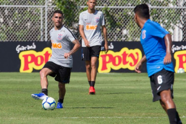 Gabriel no jogo-treino entre Corinthians profissional e Sub-23 no CT Joaquim Grava