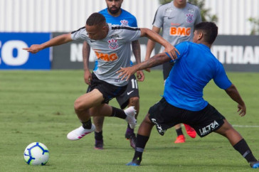 Jovem Janderson no jogo-treino entre Corinthians profissional e Sub-23 no CT Joaquim Grava