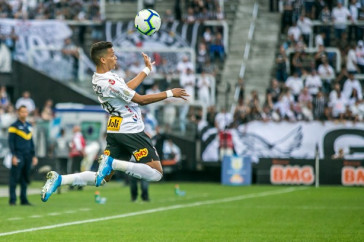 Garoto Pedrinho no duelo contra o Botafogo, pelo Brasileir�o, na Arena Corinthians