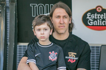 C�ssio e seu filho durante aquecimento antes do jogo contra o Botafogo, na Arena Corinthians