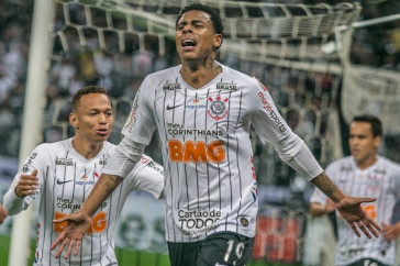 Atacante Gustavo comemora seu gol contra o Atl�tico-MG