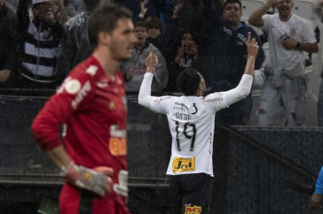 Atacante Gustavo durante jogo contra o Atl�tico-MG, pelo Brasileir�o