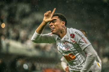 Gustavo comemora seu gol contra o Atl�tico-MG, pelo Brasileir�o, na Arena Corinthians
