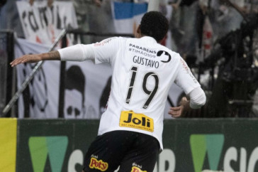 Gustavo durante jogo contra o Atl�tico-MG, pelo Brasileir�o; atacante marcou o gol da vit�ria