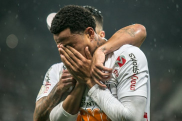 Gustavo se emocionou ao marcar gol contra o Atl�tico-MG, pelo Brasileir�o