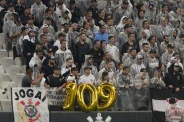Torcida corinthiana levou bal�es em comemora��o aos 109 anos do Corinthians