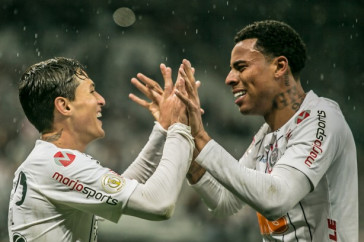 Vital e Gustavo comemorando o gol do atacante contra o Atl�tico-MG