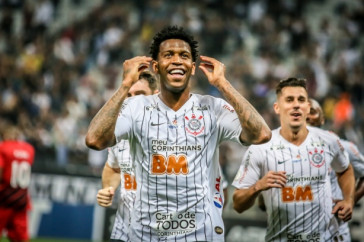 Zagueiro Gil marcou o primeiro gol do Tim�o contra o Athletico-PR, pelo Campeonato Brasileiro