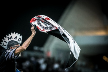 Apesar de p�blico pequeno, torcedores fizeram a festa na Arena Corinthians