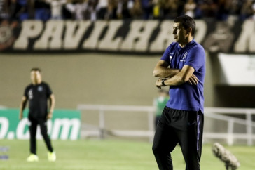 F�bio Carille no Serra Dourada durante o jogo contra o Goi�s