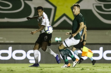 Gustagol durante a partida contra o Goi�s