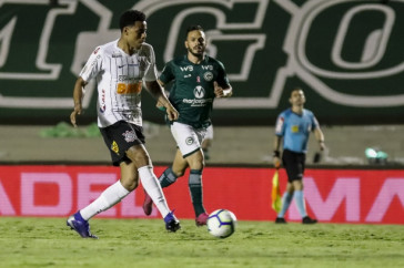 Gustagol durante o empate com o Goi�s no Serra Dourada