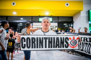Fiel Torcida recepciona delega��o do Corinthians Sub-20 que chega ao Esp�rito Santo