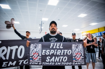 Torcedores recepcionam delega��o do Corinthians Sub-20 que chega ao Esp�rito Santo