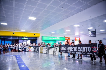 Torcida do Tim�o recepciona delega��o do Corinthians Sub-20 que chega ao Esp�rito Santo