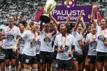 Capit� Grazi e jogadoras levantam ta�a de campe�s paulista pelo Corinthians Feminino