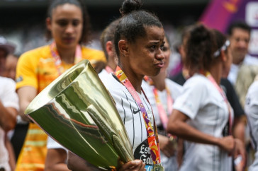 Capit� Grazi emocionada ao erguer a ta�a do Campeonato Paulista Feminino