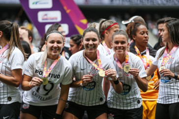 Crivelari, Gabi e Tamires exibindo medalhas do Campeonato Paulista Feminino