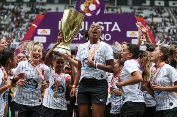 Elenco do Tim�o levanta ta�a de campe�s paulista pelo Corinthians Feminino