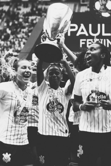 Grazi e companheiras levantam ta�a de campe�s paulista pelo Corinthians Feminino