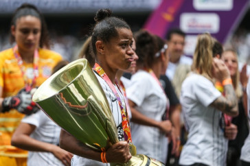 Grazi se emociona ao levantar ta�a do Campeonato Paulista Feminino