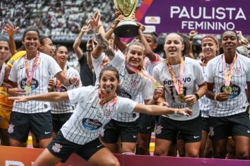 Jogadoras e suas medalhas de campe�s paulista pelo Corinthians Feminino