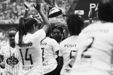 Jogadoras levantam a ta�a de Campe�s Paulista pelo Corinthians Feminino