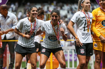 Paulinha e Kati�scia durante comemora��es do t�tulo do Campeonato Paulista, pelo Corinthians