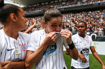 Gabi Zanotti e companheiras comemorando o t�tulo do Campeonato Paulista Feminino
