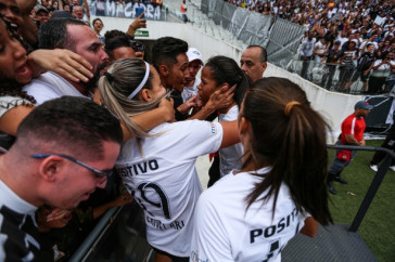 Jogadoras do Corinthians v�o para a galera em comemora��o ao Campeonato Paulista