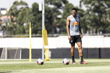 Atacante Gustavo em treino no CT Joaquim Grava