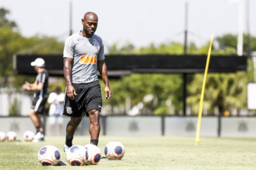 Atacante Vagner Love no CT Joaquim Grava