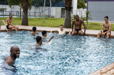 Elenco do Corinthians na piscina do CT Joaquim Grava