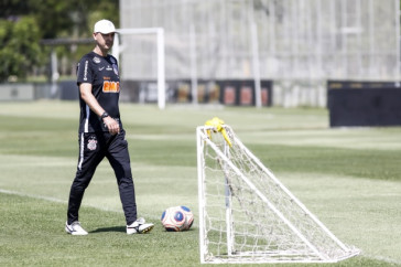 Tiago Nunes durante treino no CT Joaquim Grava