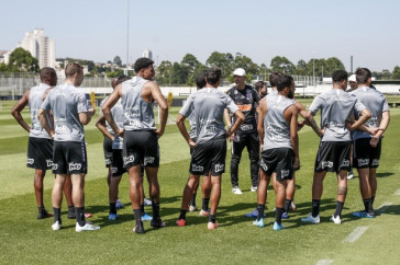 Tiago Nunes e elenco no treino desta manh� no CT Joaquim Grava