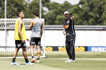 Tiago Nunes, Gabriel e Vital em treino no CT