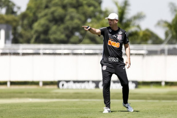 Tiago Nunes orienta o elenco corinthiano em treino