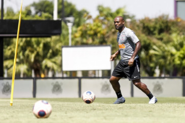 Vagner Love treina na manh� desta ter�a-feira