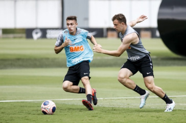 Crias da base, Lucas Piton e Carlos Augusto treinam no CT Joaquim Grava