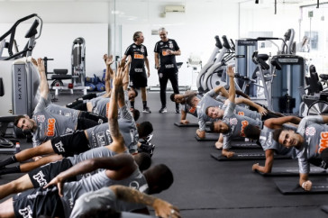 Elenco corinthiano trabalha dentro da academia no CT Joaquim Grava