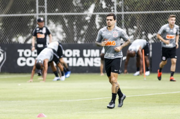 Fagner participa do treinamento da tarde no CT Joaquim Grava