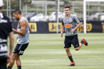 Lucas Piton participa do treino da tarde desta ter�a-feira no CT Joaquim Grava