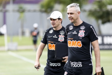 Tiago Nunes e o auxiliar, Evandro Fornari, em treino no CT Joaquim Grava