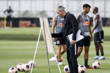 Tiago Nunes no gramado do CT Joaquim Grava