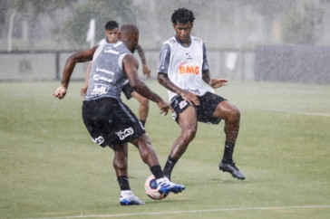 Vagner Love e Gil treinam debaixo de chuva nesta ter�a-feira